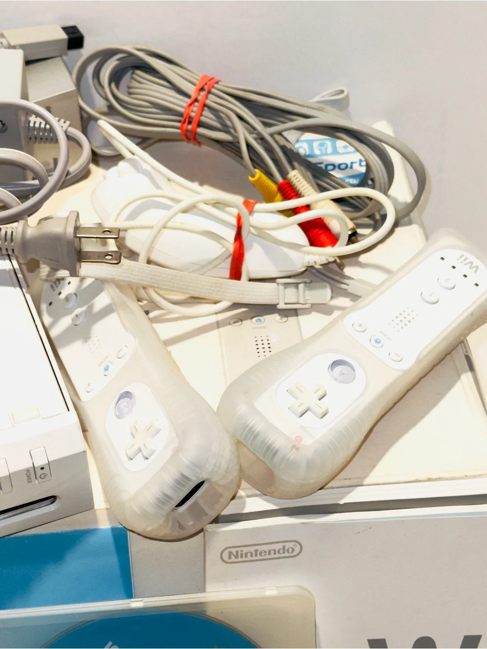 Nintendo Wii Console & Box Bundle White RVL-001 + Wii Sports + 2 Remotes Tested